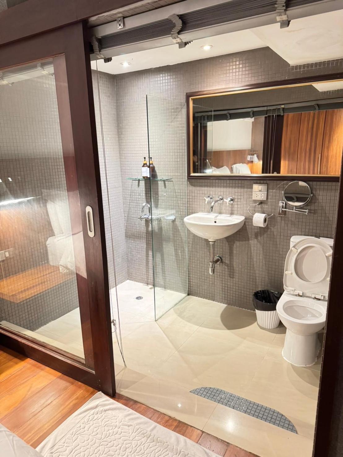 Wish Inn Silom - วิช อินน์ สีลม X Bangkok Exteriör bild